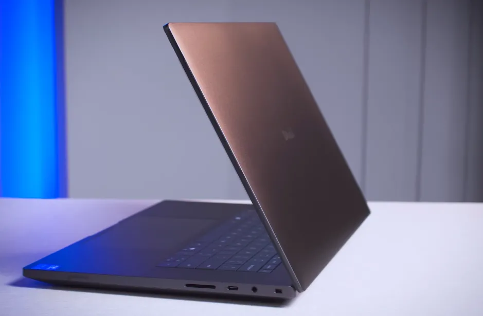 Đánh Giá Laptop Dell Pro Max 16 Premium MA16250: Cỗ Máy Đồ Họa "Vô Đối" Cho Kỹ Sư Và Chuyên Gia AI